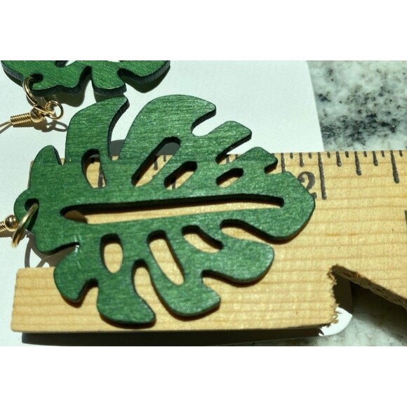 Green Earrings Wooden Boho Tropical Laser Cut Lightweight Dangle Gold hook NWOT - Picture 5 of 6